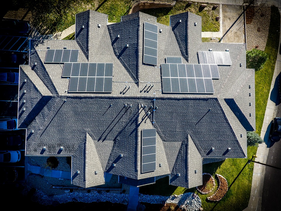 15 család napelemes rendszerét akarja lebontatni a visegrádi önkormányzat